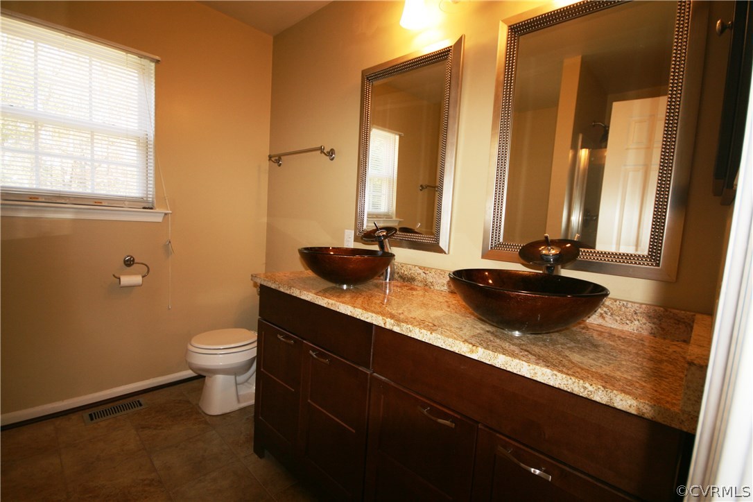 2815 Amherst Ridge Loop Colonial Heights, VA 23834 - Photo 9 of 19 Master bath