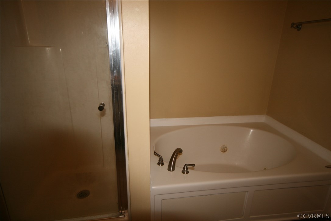 2815 Amherst Ridge Loop Colonial Heights, VA 23834 - Photo 10 of 19 Master bath with jetted tub and separate shower