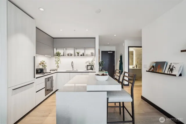 $975,000 | 889 Avenue Square Northeast, Unit 702, Bellevue, WA 98004