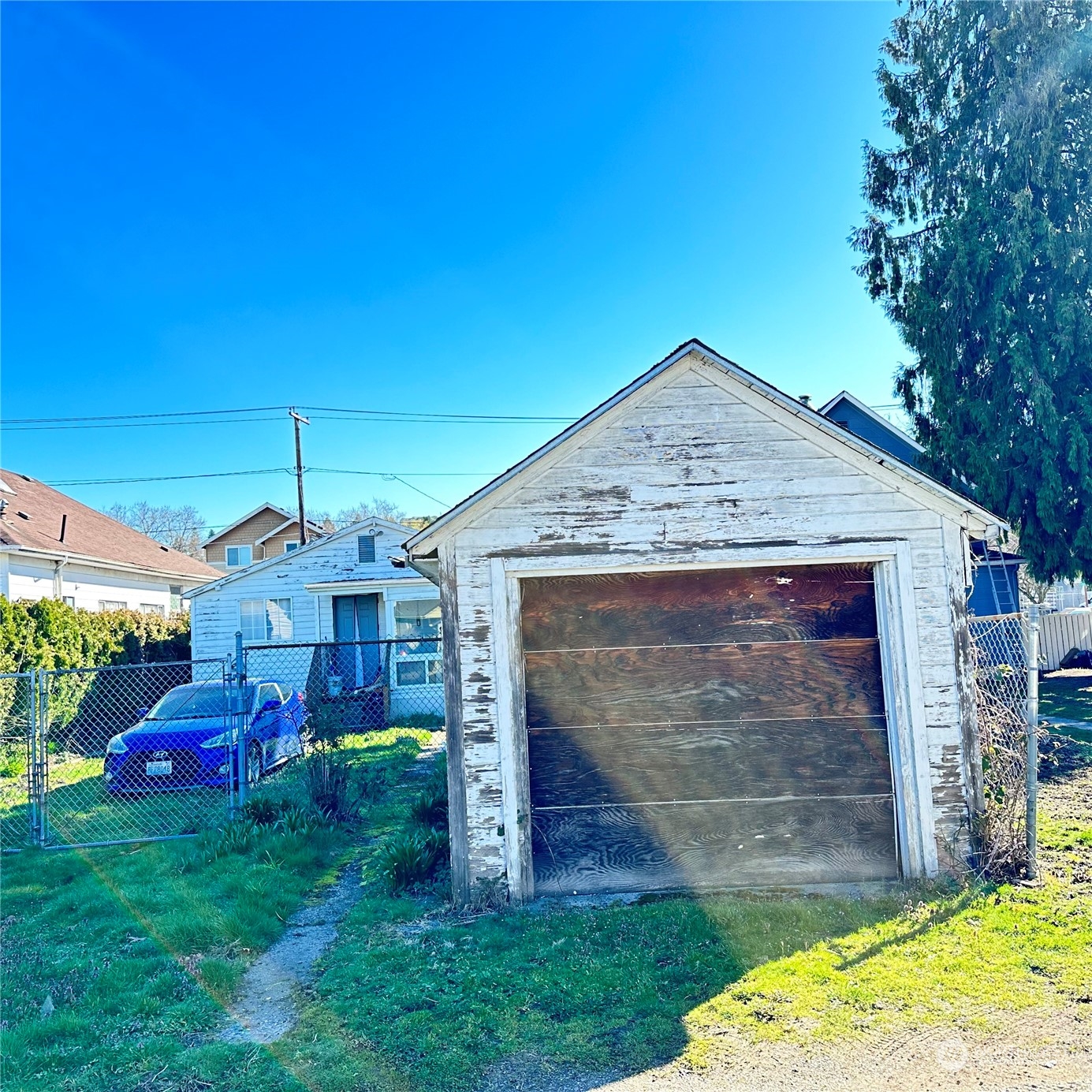 535 Smithers Avenue South Renton, WA 98057 - Photo 9 of 15 a front view of a house with garden