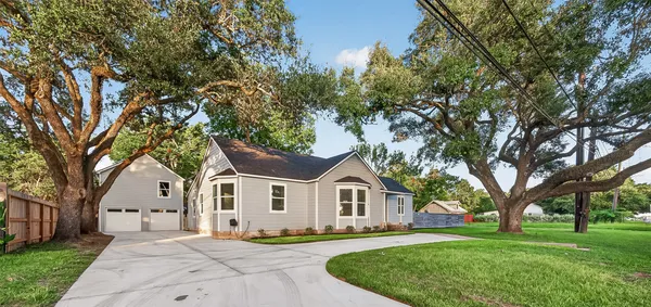 $389,900 | 723 North Meyer Street, Sealy, TX 77474