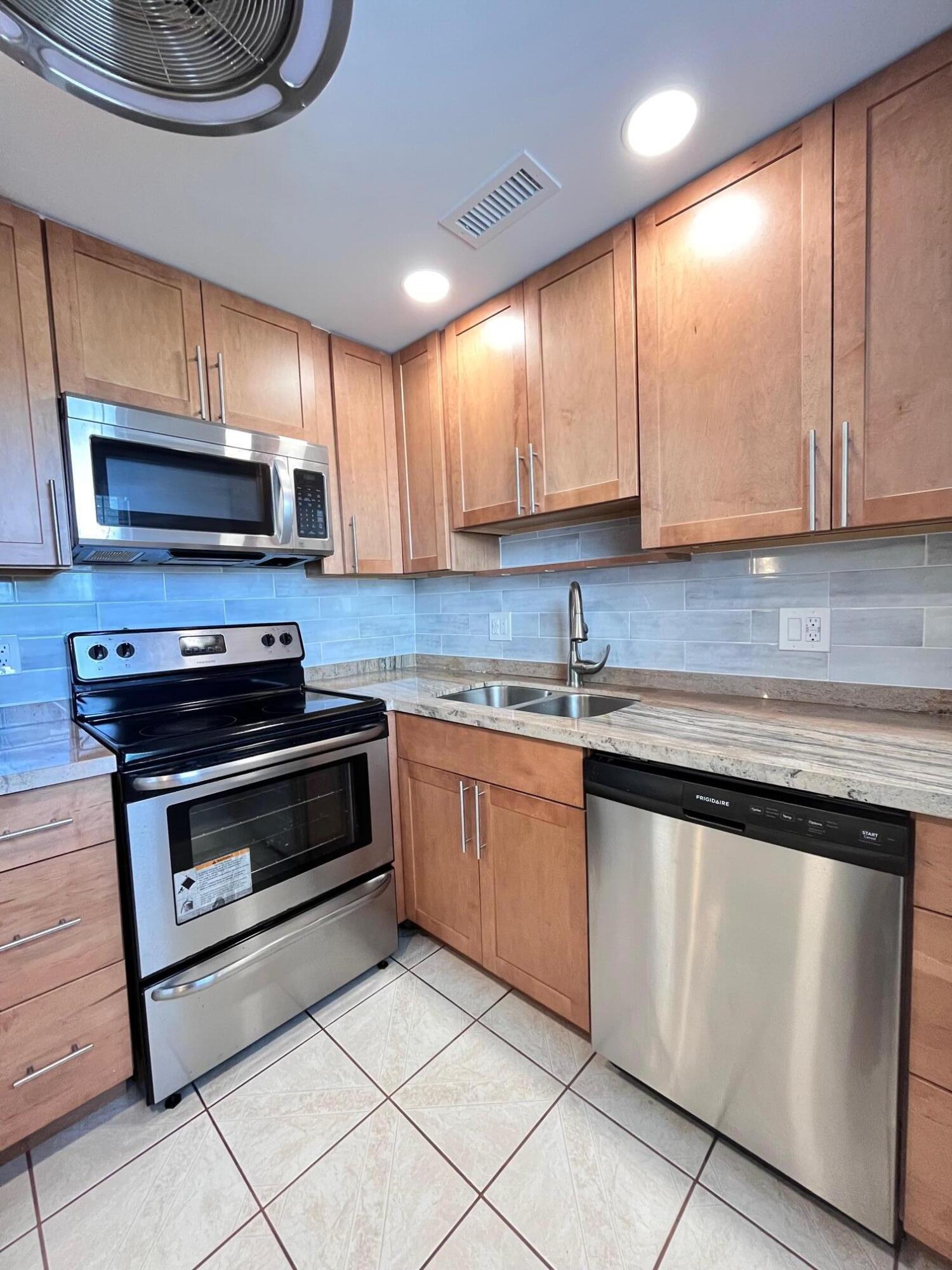 312 Brighton H, Unit 312 Boca Raton, FL 33434 - Photo 2 of 17 IMG_3889