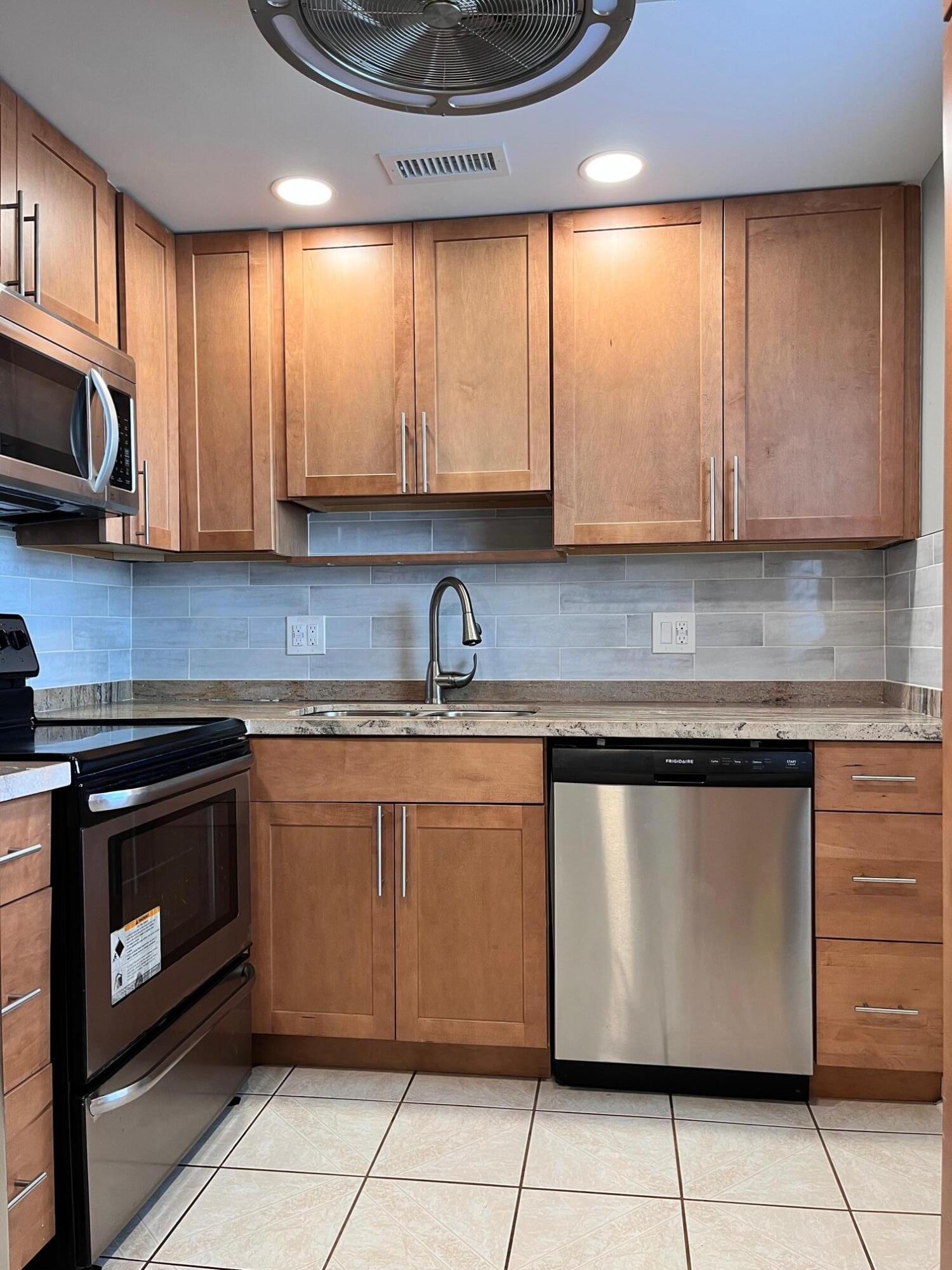 312 Brighton H, Unit 312 Boca Raton, FL 33434 - Photo 4 of 17 IMG_3890