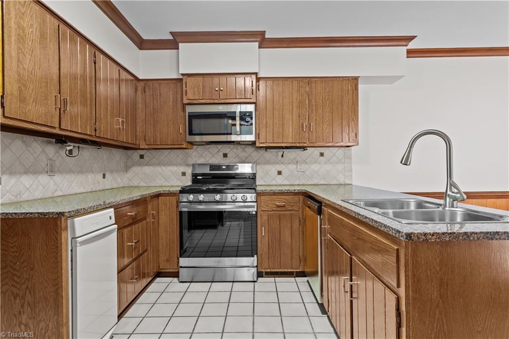 4 Ramsgate Court Greensboro, NC 27410 - Photo 12 of 29 Gallery Image 12
