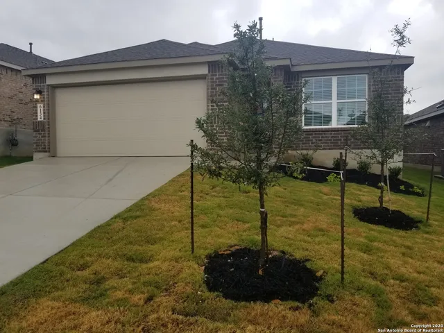 a view of a house with backyard