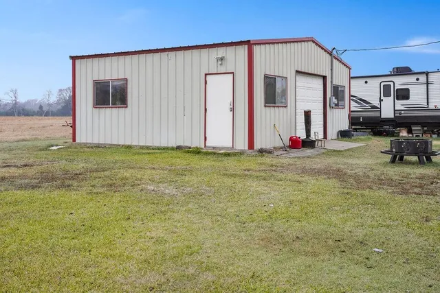a view of a house with backyard and porch