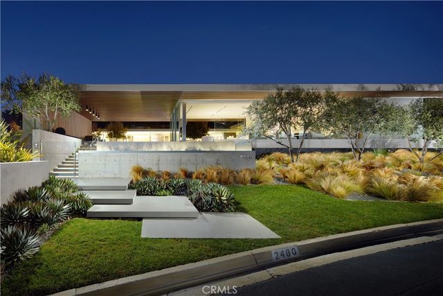 a view of a back yard