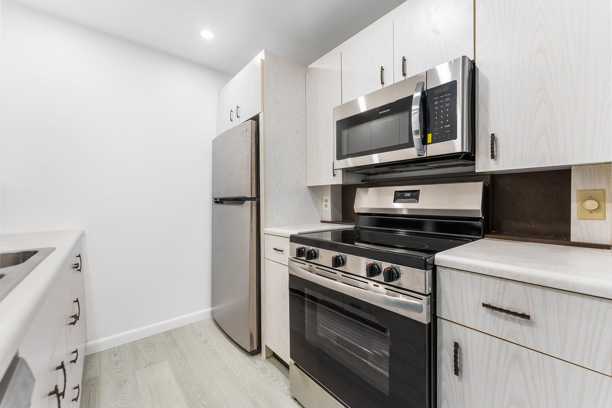 4006 Cornwall A Boca Raton, FL 33434 - Photo 2 of 27 Kitchen