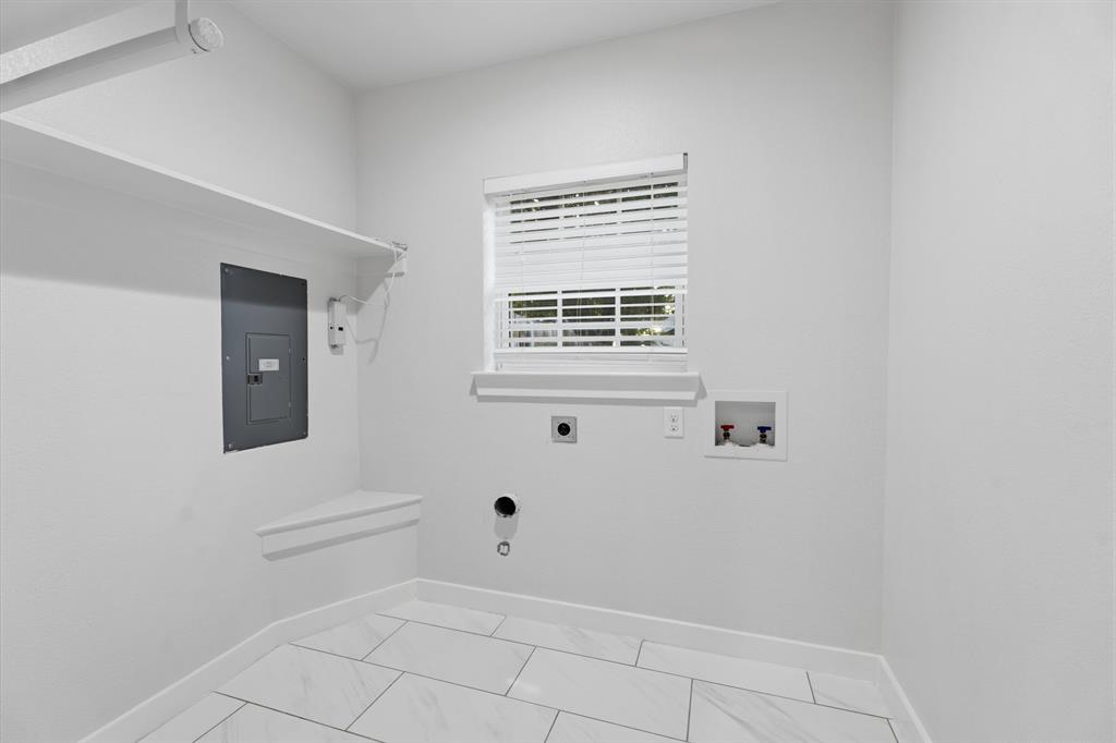 3721 Smartt Street Rowlett, TX 75088 - Photo 16 of 27 a bathroom with a window