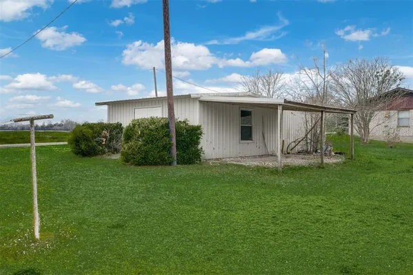a view of a house with backyard