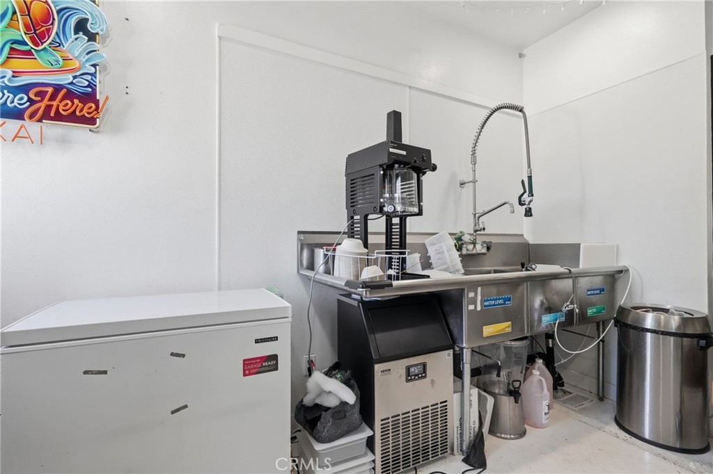 1540 East Wardlow Road Long Beach, CA 90807 - Photo 21 of 38 a utility room with dryer and washer