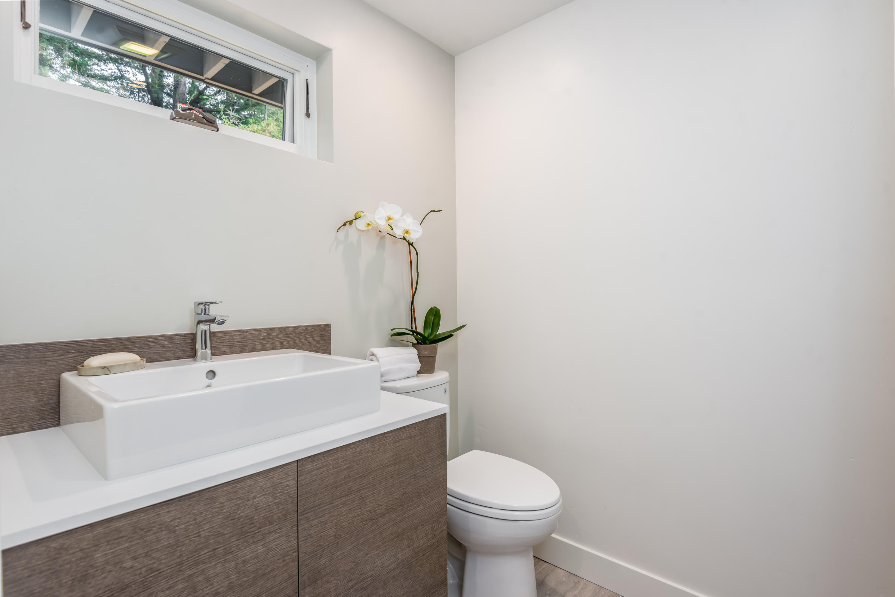 925 El Rancho Road Santa Barbara, CA 93108 - Photo 15 of 20 a bathroom with a sink a toilet and a mirror