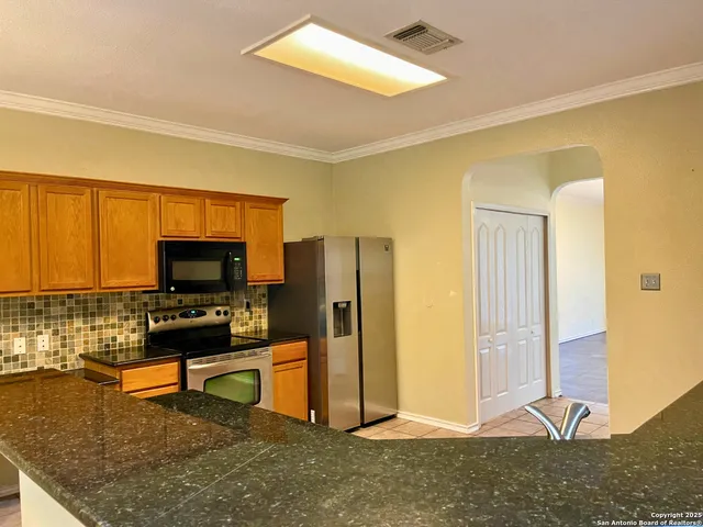 $1,800 | 1002 Meadowalk, San Antonio, TX 78253