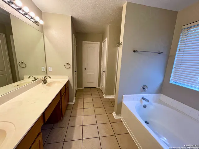 $1,800 | 1002 Meadowalk, San Antonio, TX 78253
