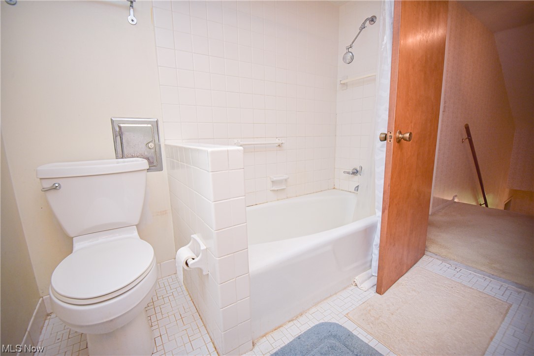 7551 West Pleasant Valley Road Cleveland, OH 44129 - Photo 24 of 35 Guest Bath