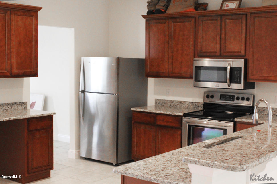 517 Lambright Street Southwest Palm Bay, FL 32908 - Photo 3 of 11 L-Kitchen