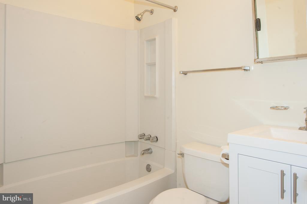 6601 China Grove Court Alexandria, VA 22310 - Photo 16 of 28 a bathroom with a sink a toilet and shower