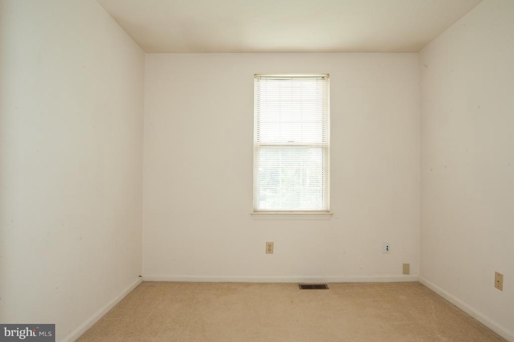 6601 China Grove Court Alexandria, VA 22310 - Photo 18 of 28 an empty room with a window
