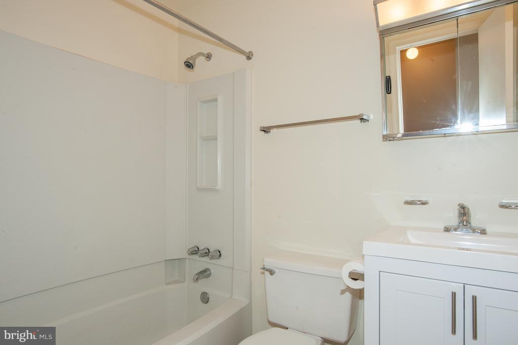 6601 China Grove Court Alexandria, VA 22310 - Photo 19 of 28 a bathroom with a sink a toilet and shower