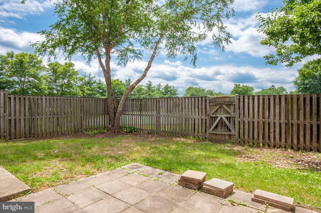 6601 China Grove Court Alexandria, VA 22310 - Photo 22 of 28 a garden view with wooden fence