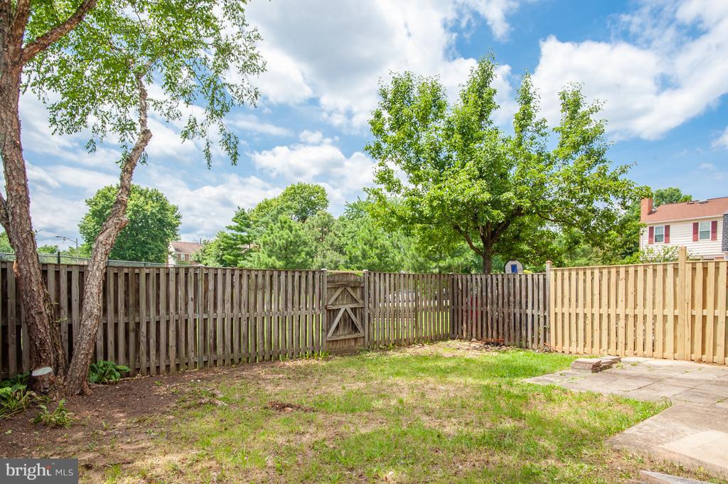 6601 China Grove Court Alexandria, VA 22310 - Photo 23 of 28 a view of a fence with a trees