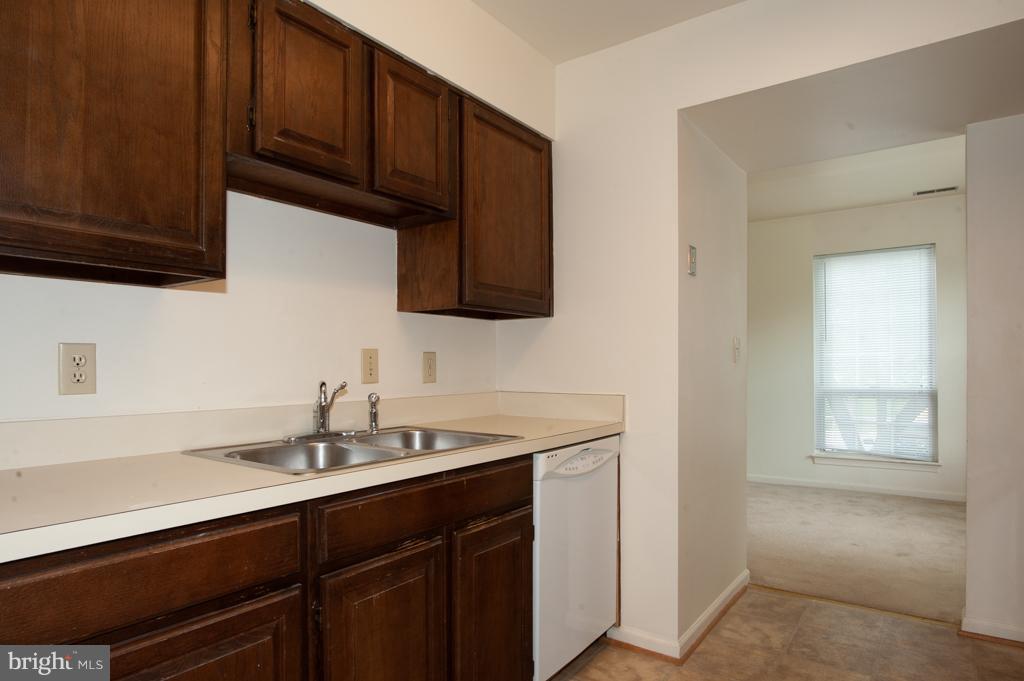 6601 China Grove Court Alexandria, VA 22310 - Photo 7 of 28 a kitchen with a sink cabinets and a microwave oven