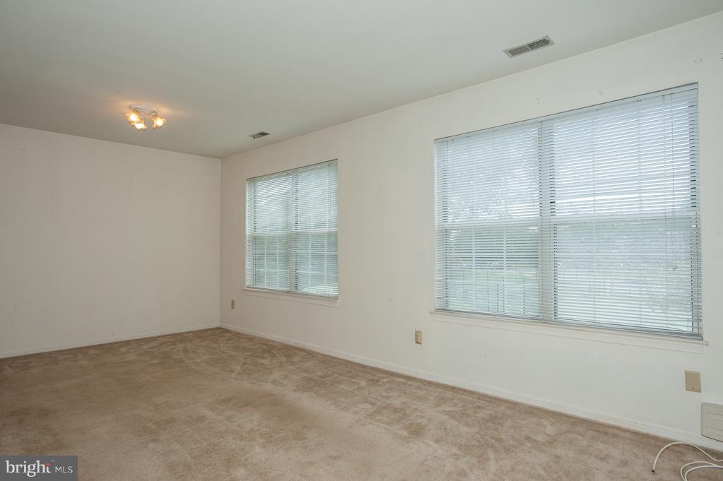 6601 China Grove Court Alexandria, VA 22310 - Photo 9 of 28 an empty room with a window