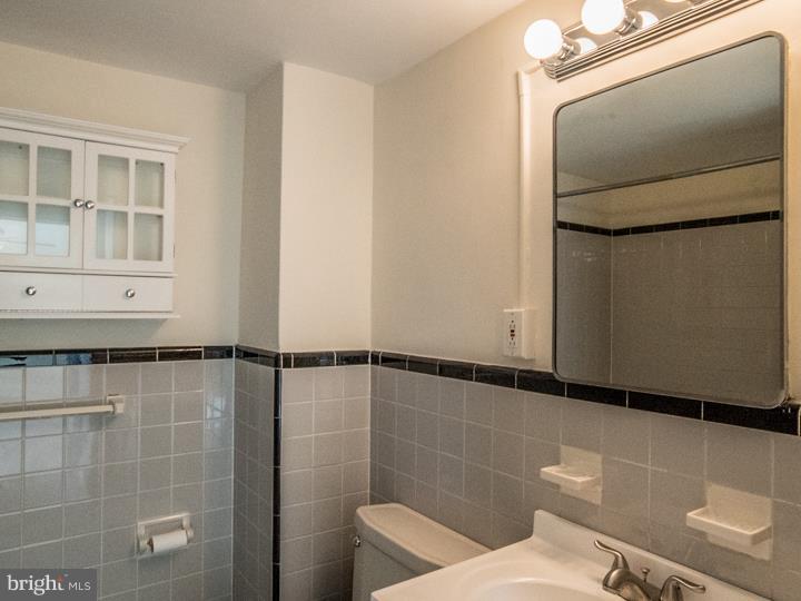 1806-18 Rittenhouse Square, Unit 2009 Philadelphia, PA 19103 - Photo 11 of 16 Bathroom