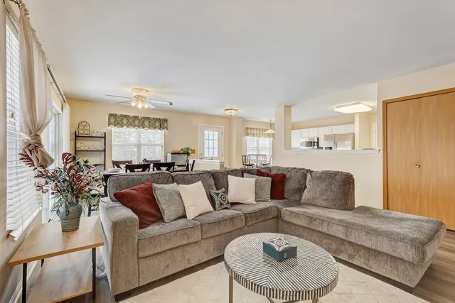 $270,000 | 1212 Hillsborough Court, Crystal Lake, IL 60014