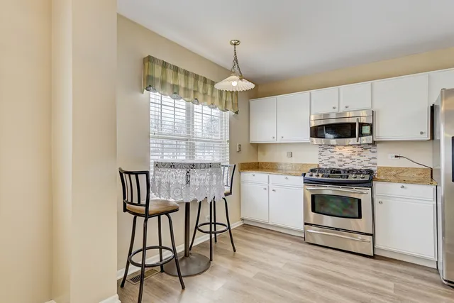 $270,000 | 1212 Hillsborough Court, Crystal Lake, IL 60014