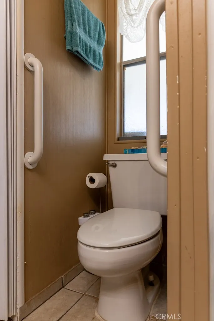 2601 Victoria, Unit 288 Compton, CA 90220 - Photo 22 of 25 a bathroom with a toilet and a sink