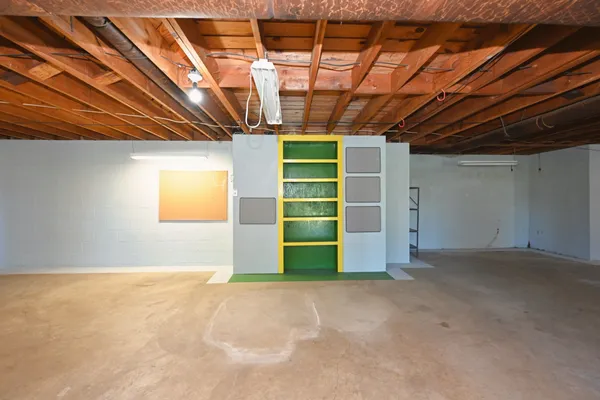 a view of empty room with an empty space