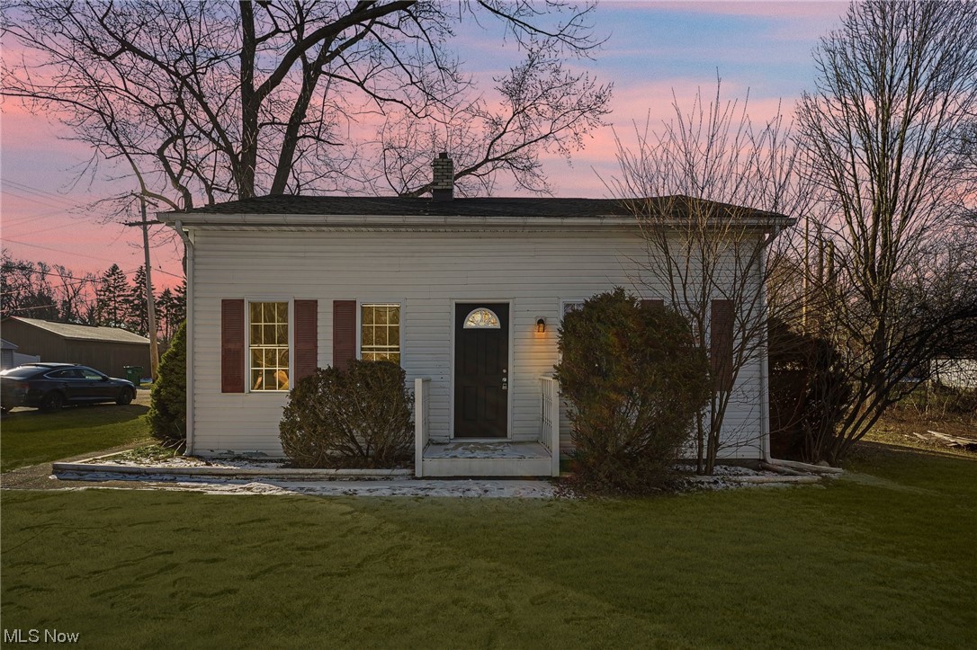 View of front of property featuring a lawn