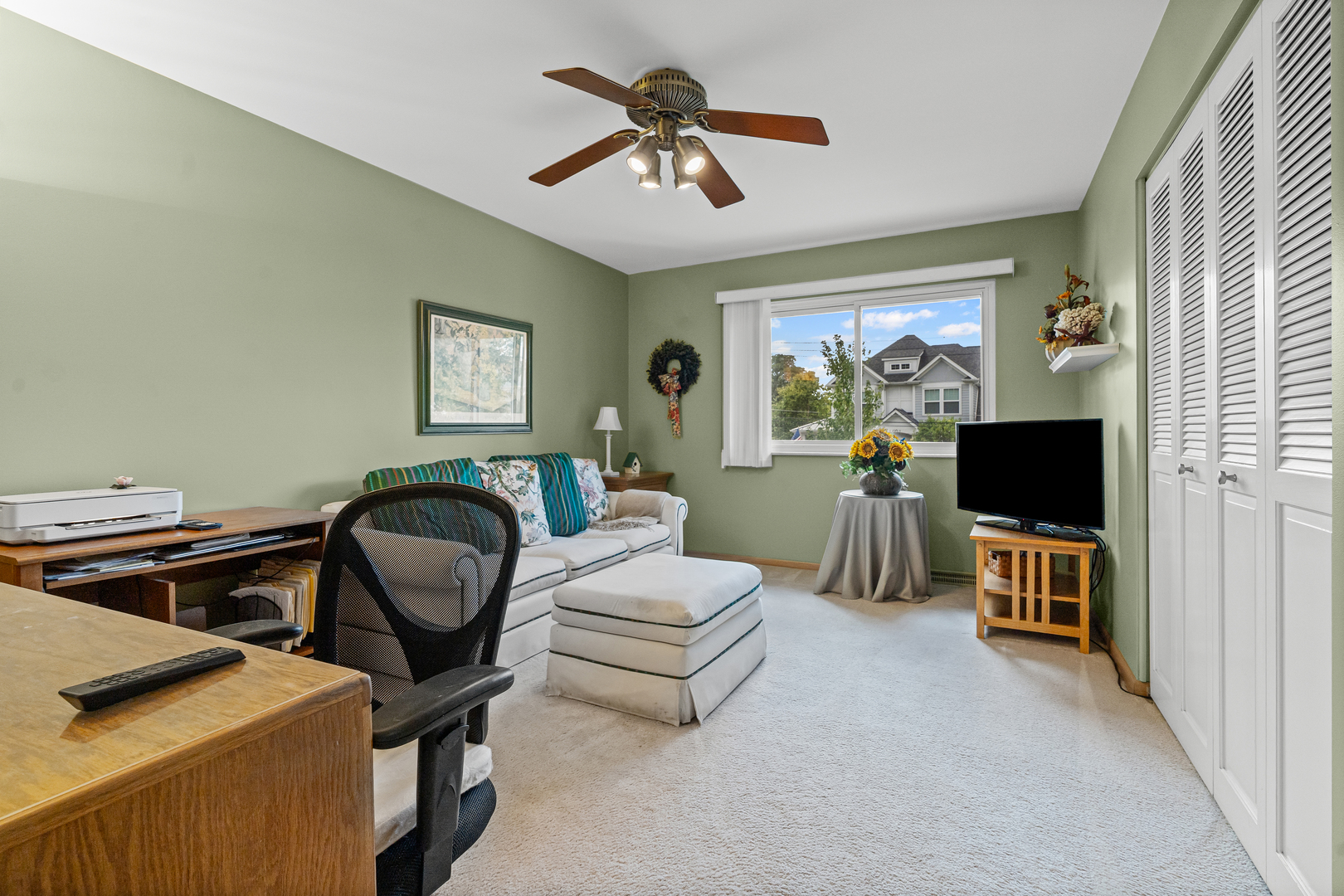601 North Broadway Avenue Park Ridge, IL 60068 - Photo 16 of 24 a living room with furniture a flat screen tv and a window