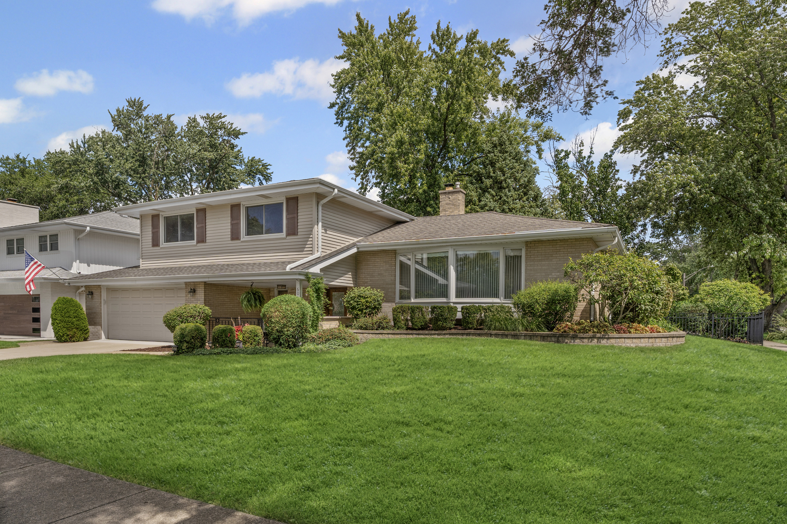 601 North Broadway Avenue Park Ridge, IL 60068 - Photo 3 of 24 a front view of a house with a yard and trees