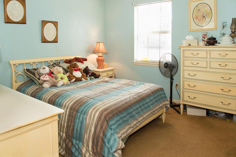 89 11th Avenue Shalimar, FL 32579 - Photo 5 of 9 a bedroom with a bed and closet