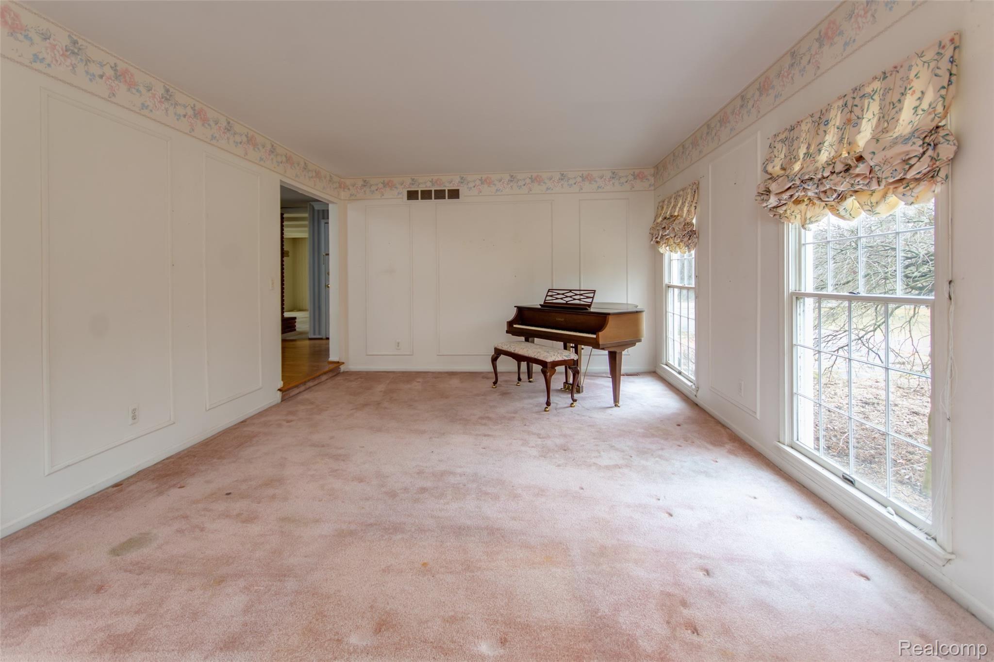 8475 Bridge Road Grosse Ile, MI 48138 - Photo 8 of 68 DSC_4512enf.jpg