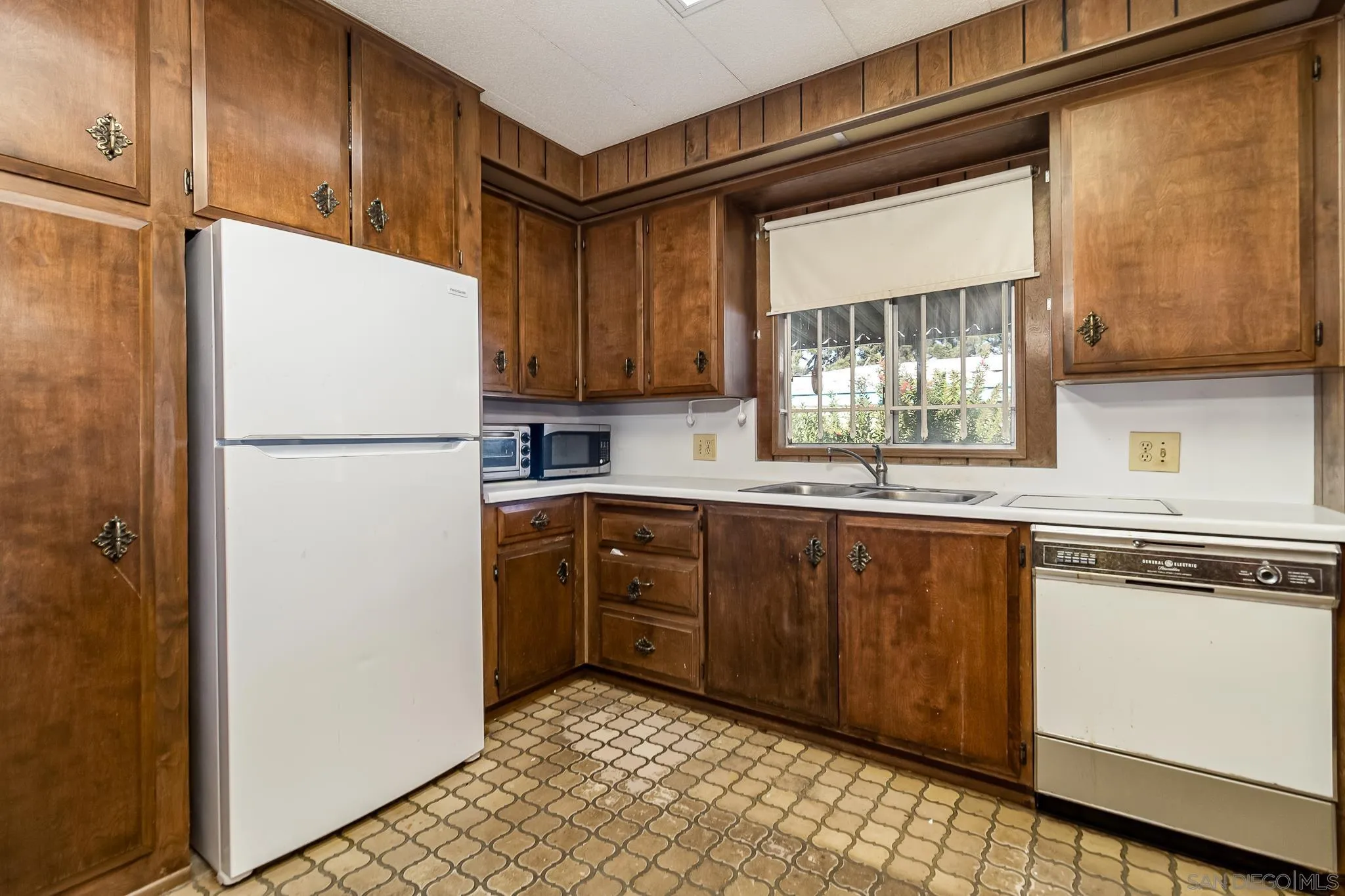 7467 Mission Gorge Road, Unit SPC 291 Santee, CA 92071 - Photo 18 of 40 a kitchen with a refrigerator and a sink