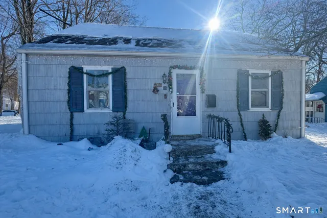 $249,000 | 84 Middle Turnpike West, Manchester, CT 06040