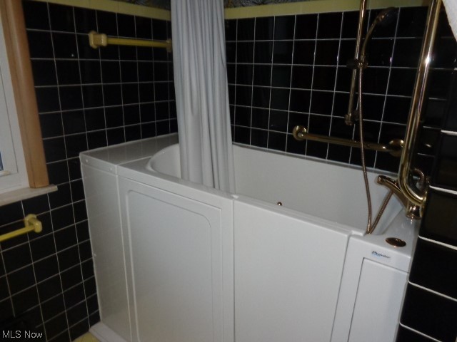 6351 Manchester Road Parma, OH 44129 - Photo 12 of 25 Main Bathroom