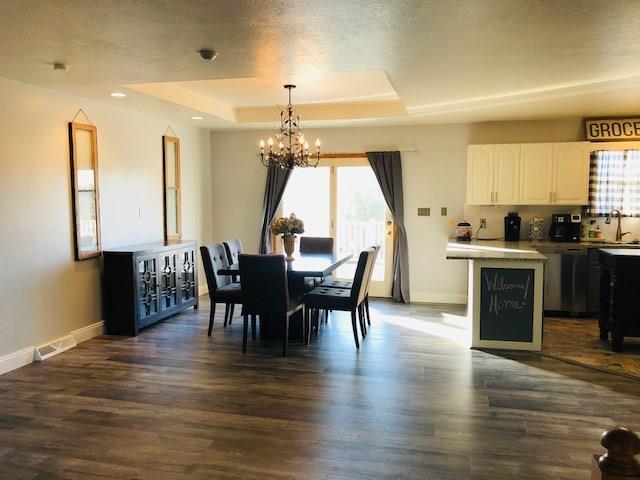 277 Holyoke Road Butler, PA 16001 - Photo 6 of 24 Oversize dining area open to kitchen and walkout to trex deck that overlooks backyard