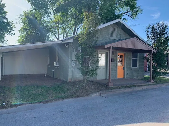 $1,300 | 906 Haysel Street, Bastrop, TX 78602