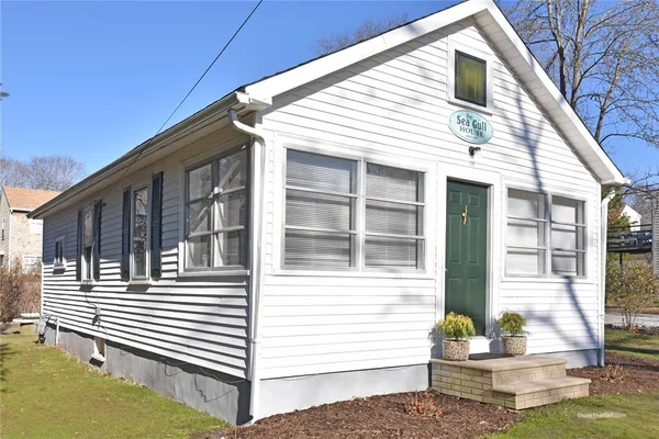 $2,000 | 109 Conanicus Road, Narragansett, RI 02882