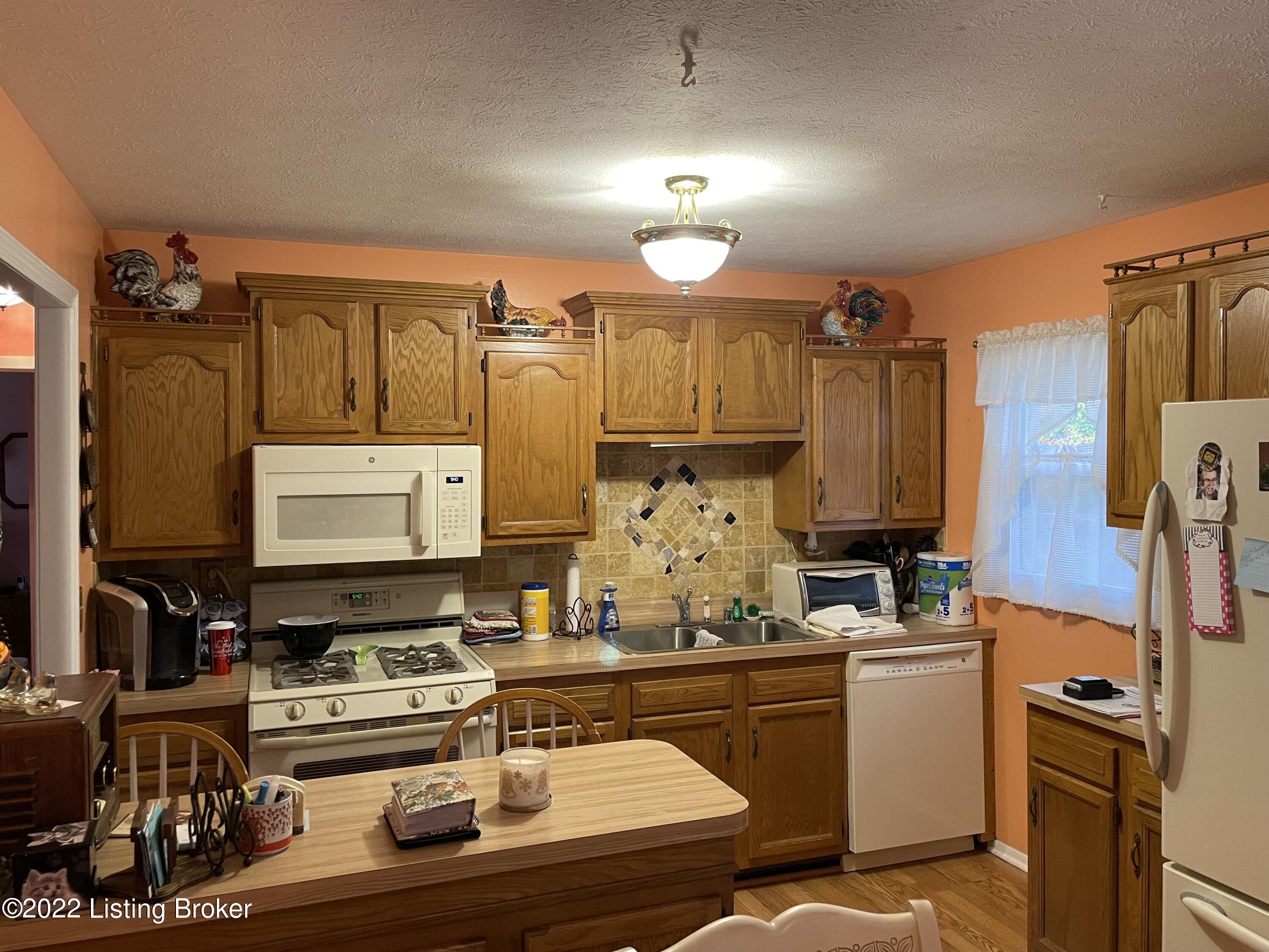 6704 Barbrook Road Louisville, KY 40258 - Photo 13 of 31 IMG-2595