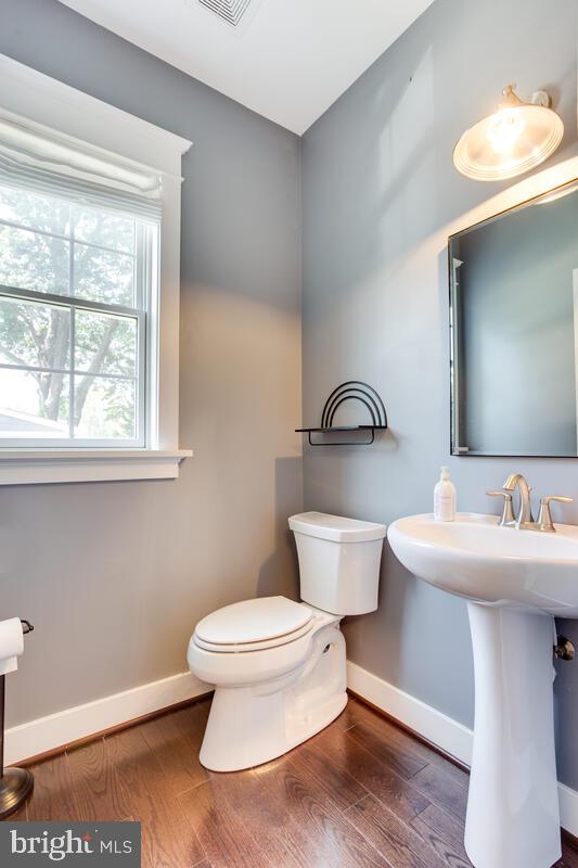123 Sumner Road Annapolis, MD 21401 - Photo 8 of 44 Main level half bath.