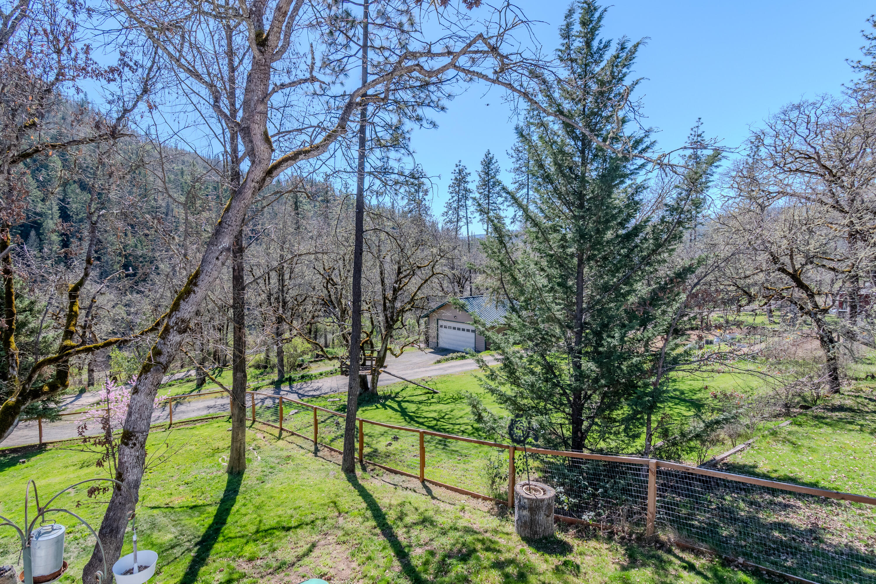 127 Lodge Road Trail, OR 97541 - Photo 28 of 37 Front Lawn