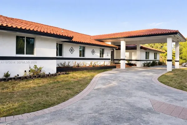a view of a house with a yard