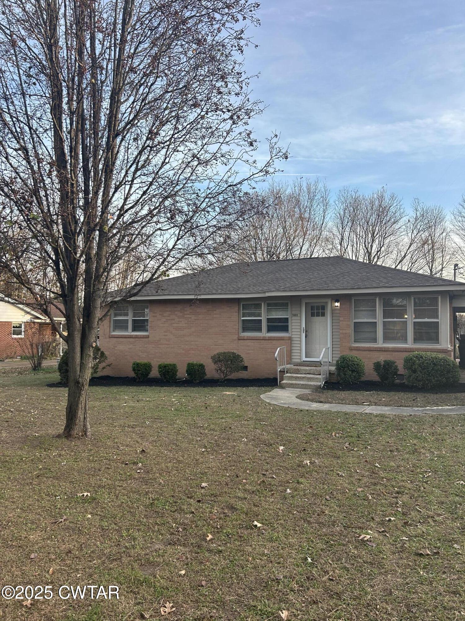 a view of a house with a yard