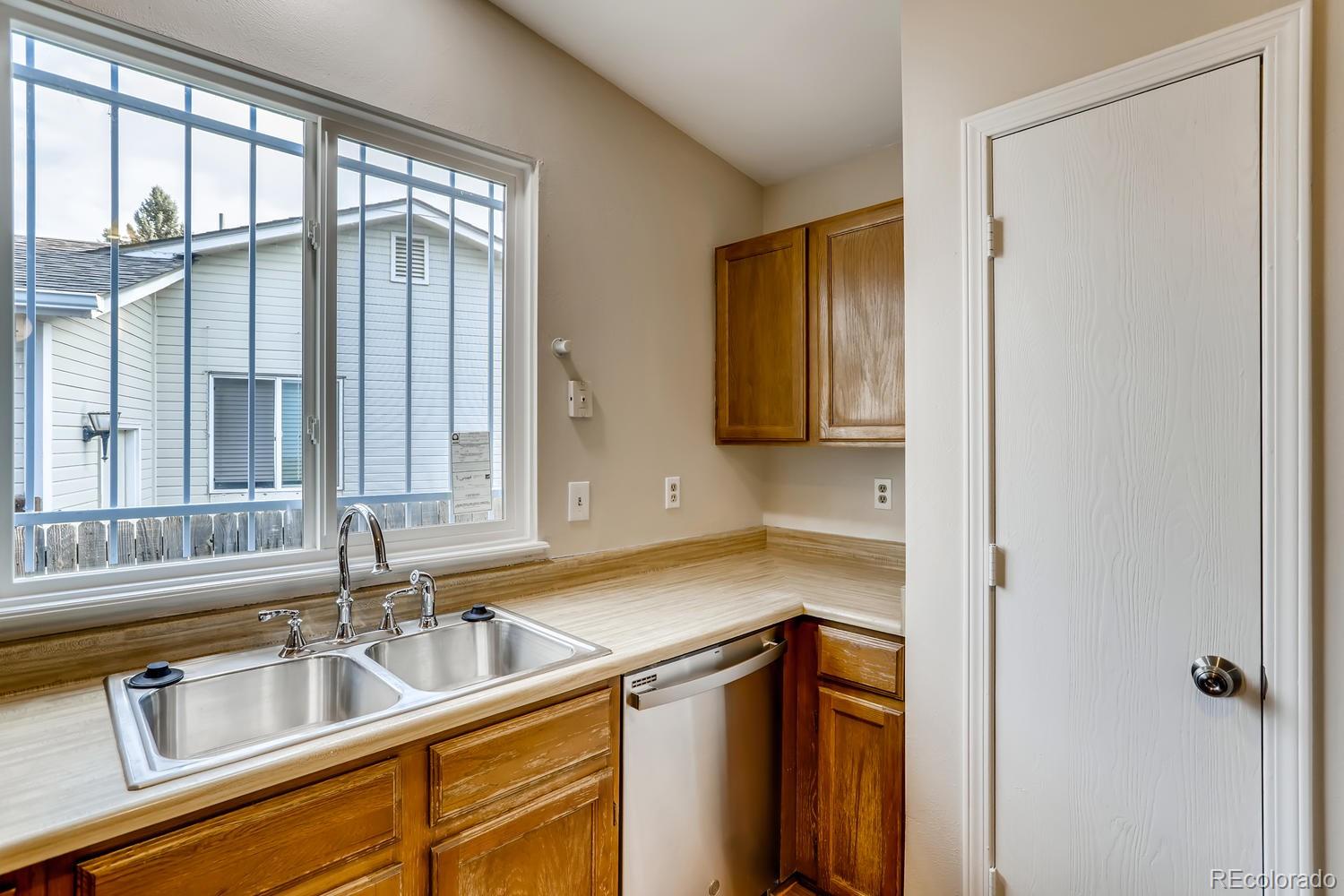 4476 Duluth Way Denver, CO 80239 - Photo 10 of 28