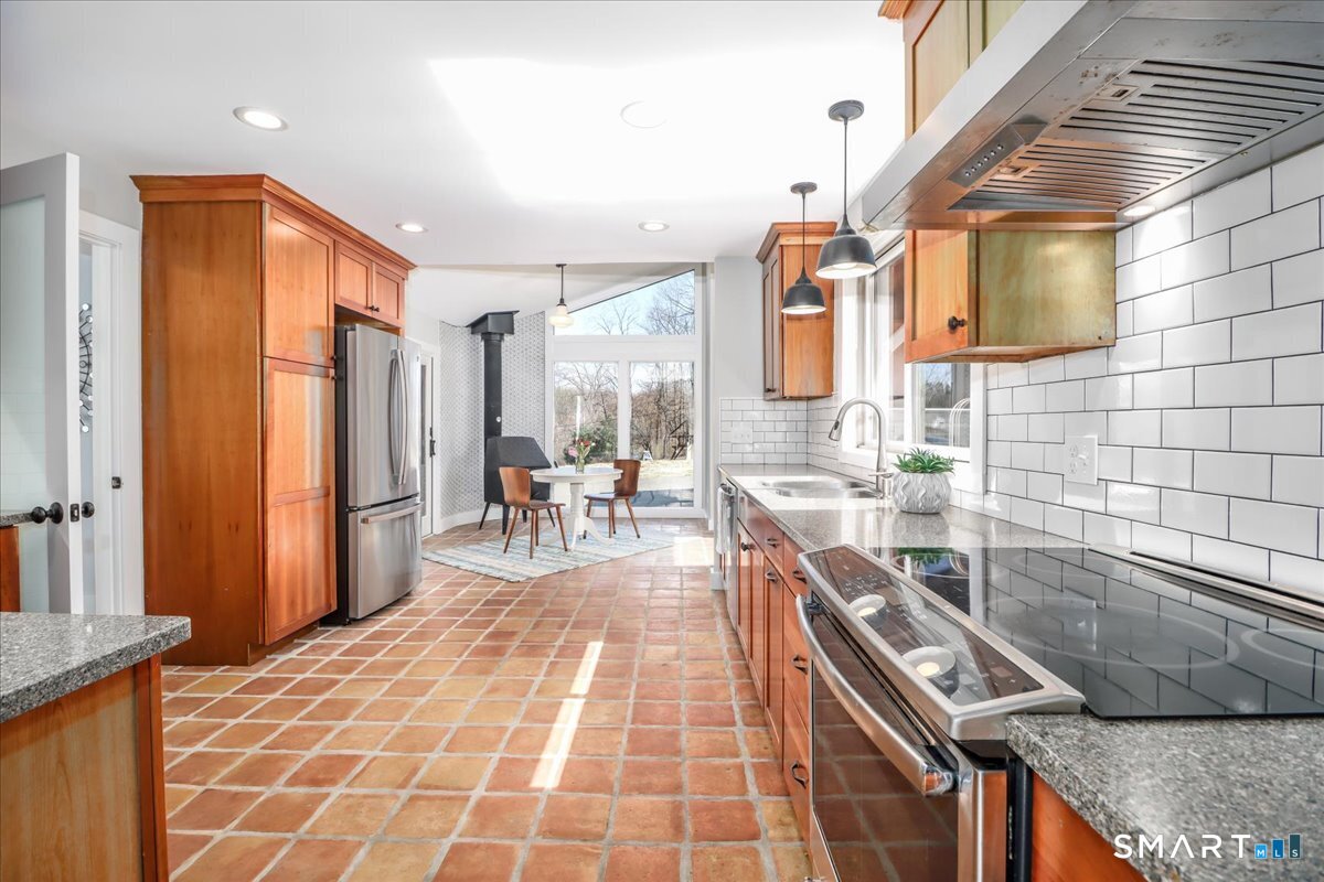 165 Mamanasco Road Ridgefield, CT 06877 - Photo 11 of 40